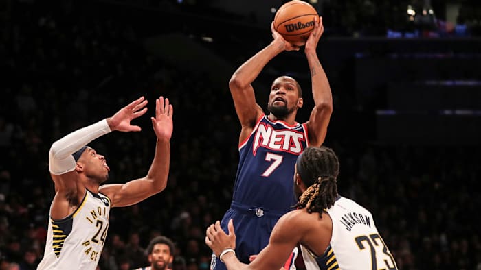 Kevin Durant shoots over defenders